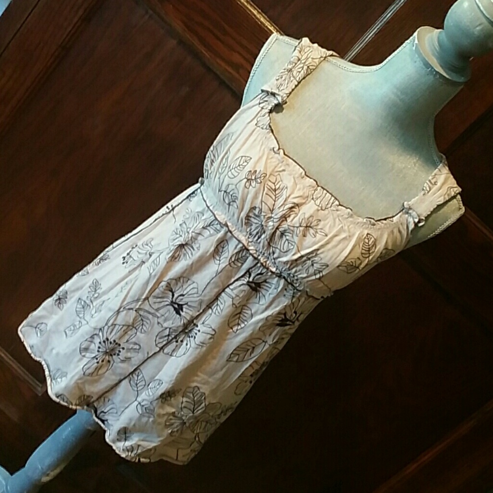 Floral embroidered sleeveless tunic